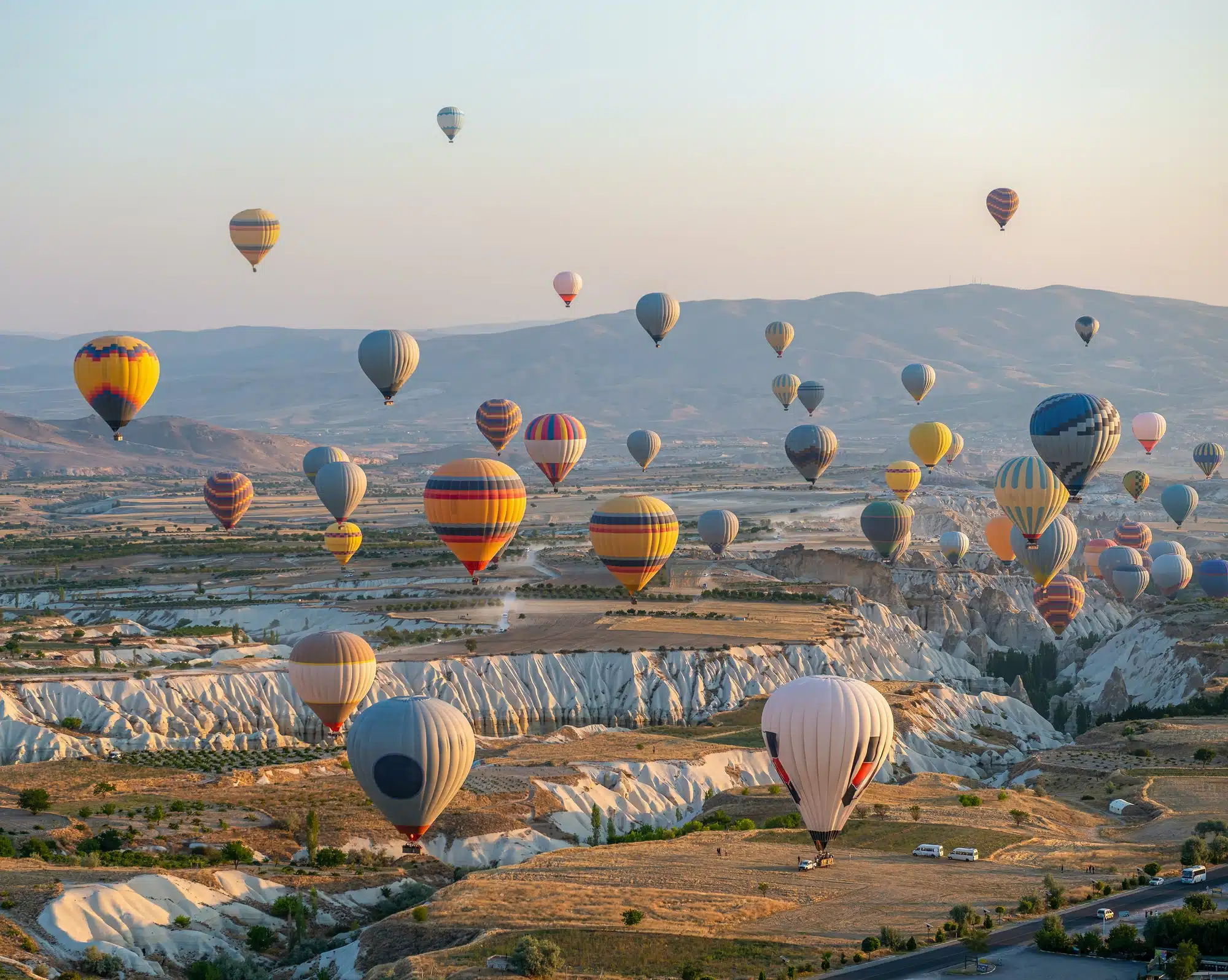 Action im urlaub: Heißluftballon-Fahrten über Felsen