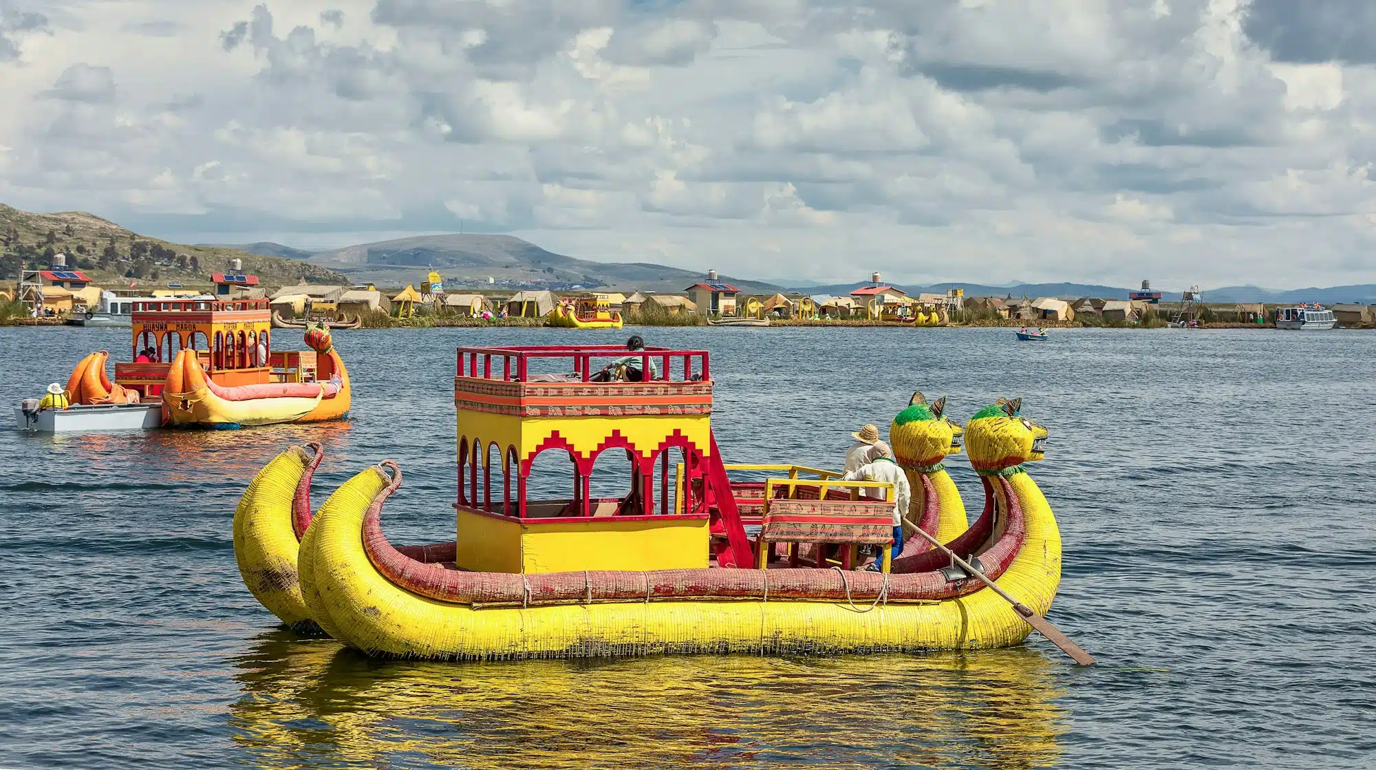 Ein traditionelles Totora-Schilfboot auf dem Titicacasee, Puno. Peru, Südamerika