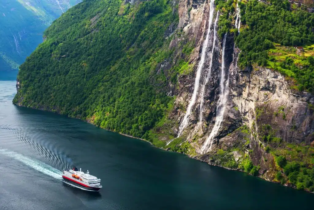 Fjord Kreuzfahrten: Atemberaubende Aussicht auf den Sunnylvsfjord