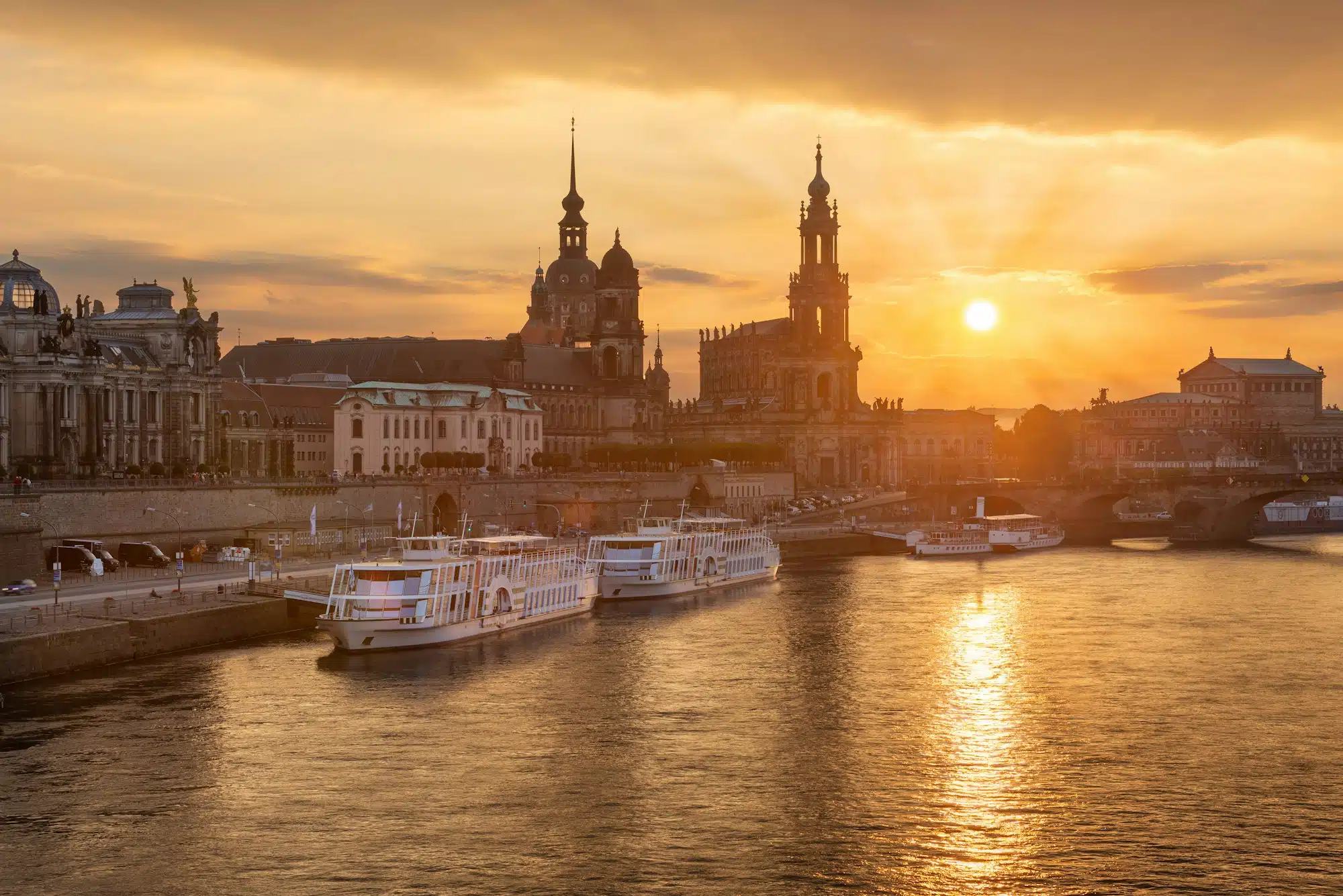Alle über Flusskreuzfahrten: Dresden, Deutschland Stadtbild über der Elbe