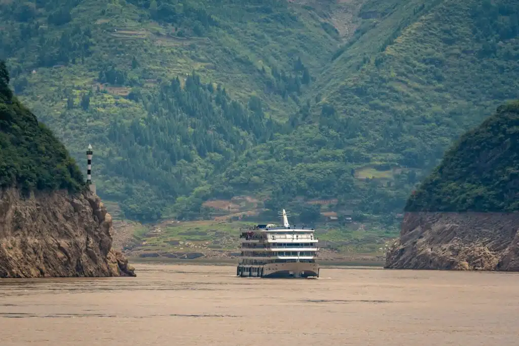 Der Charme von Flusskreuzfahrten: Luxus-Passagierkreuzfahrtschiff auf dem Yangtze-Fluss
