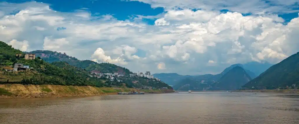 Panorama einer großen Stadt am Jangtse-Fluss