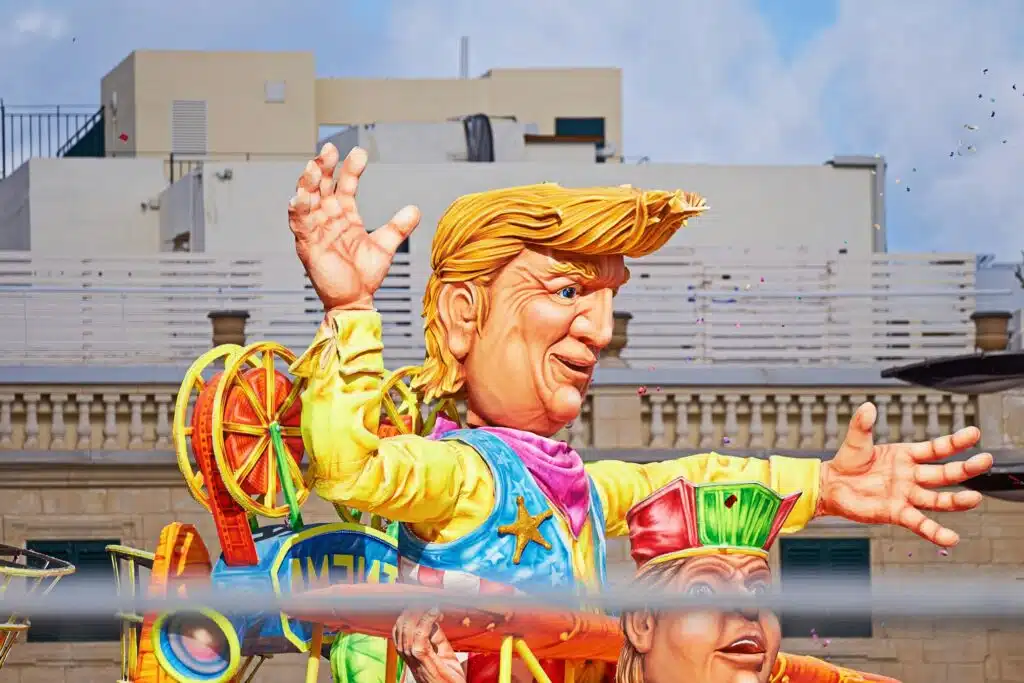 Allegorischer Wagen mit Donald Trump-Puppe während der Aufführung der Malta Carnival Parade