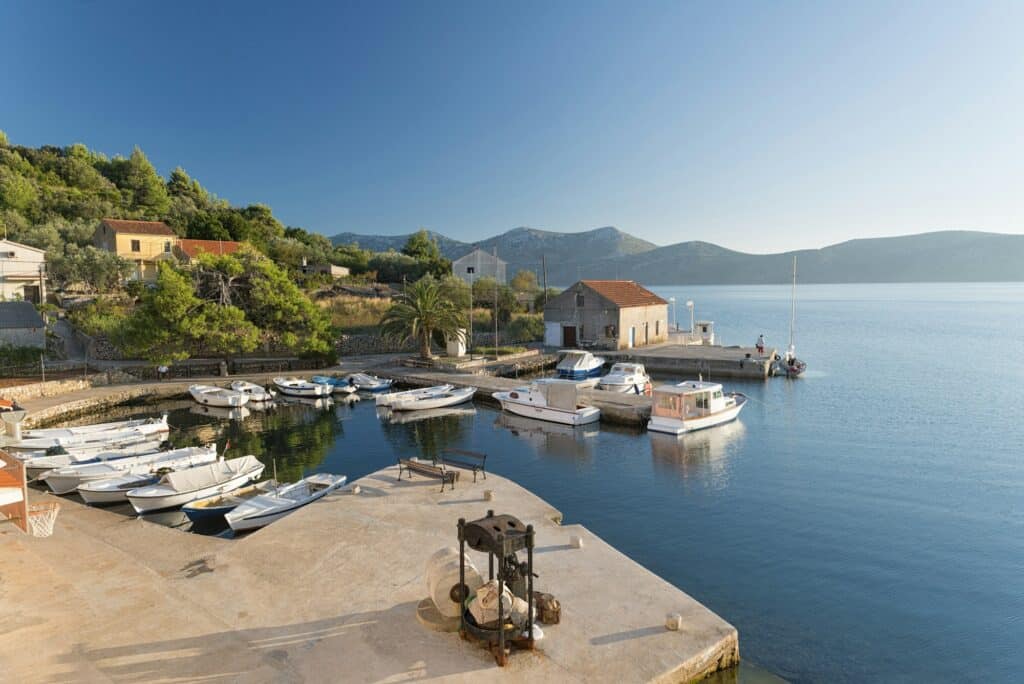 Kroatien, Dalmatien, Hafen von Mala Rava mit Blick auf die Insel Dugi Otok