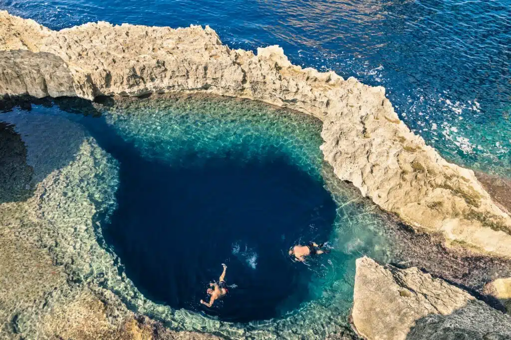 Tiefblaues Loch am weltberühmten Azure Window auf der Insel Gozo