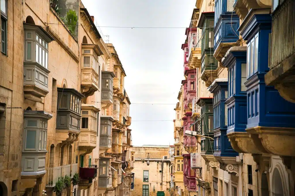 Fassaden von historischen Häusern in der Altstadt von Valletta