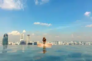 Weiblicher Tourist im Infinity Pool der Marina Bay Singapur